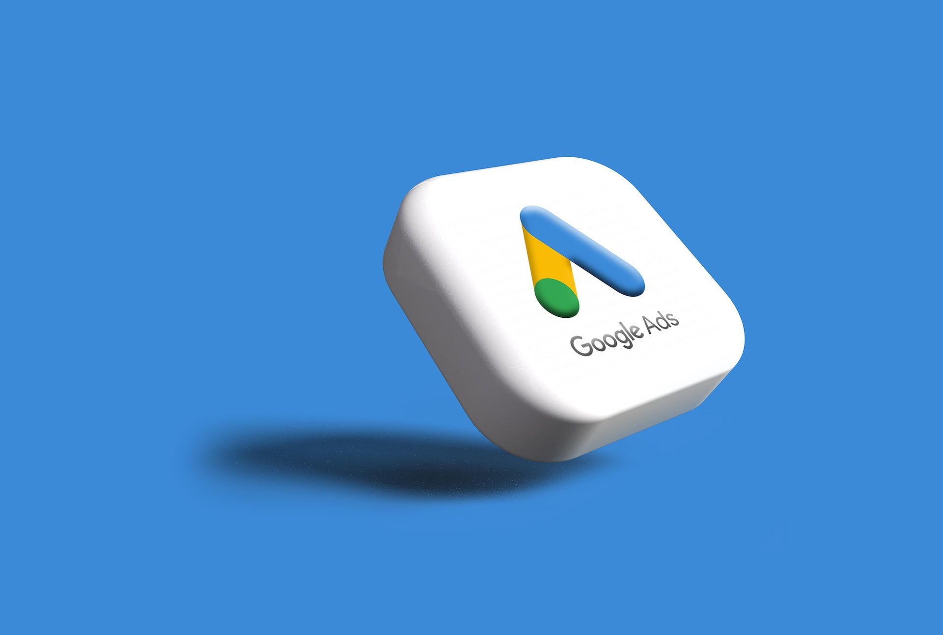 Google-Ads-Symbol auf blauem Hintergrund