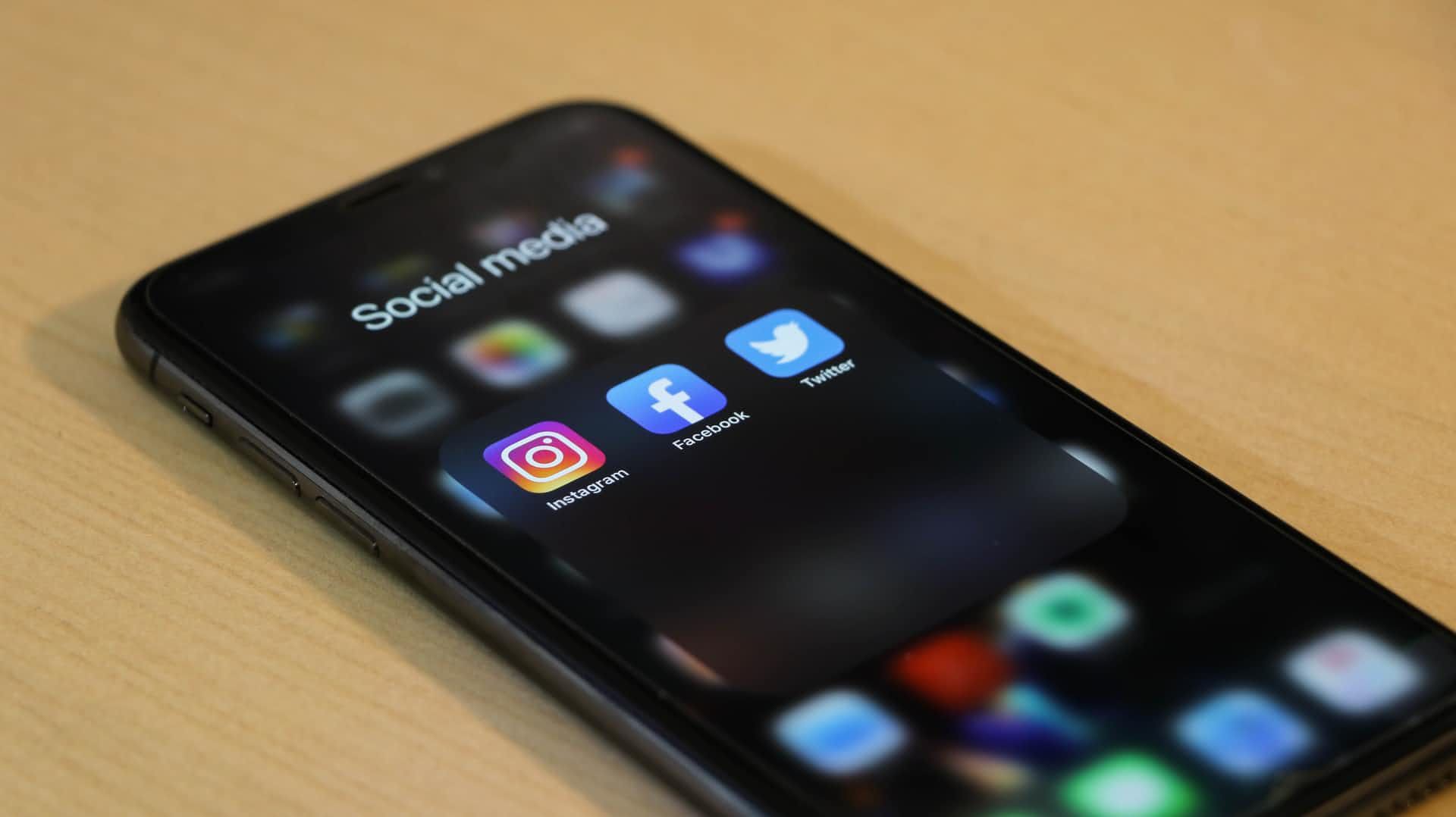 Smartphone mit Social-Media-Apps