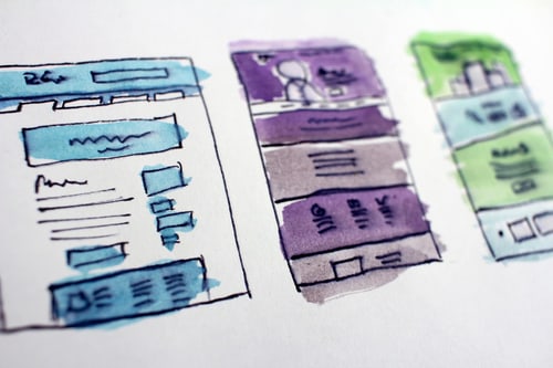 Gezeichnete Entwürfe von Webseiten auf Papier