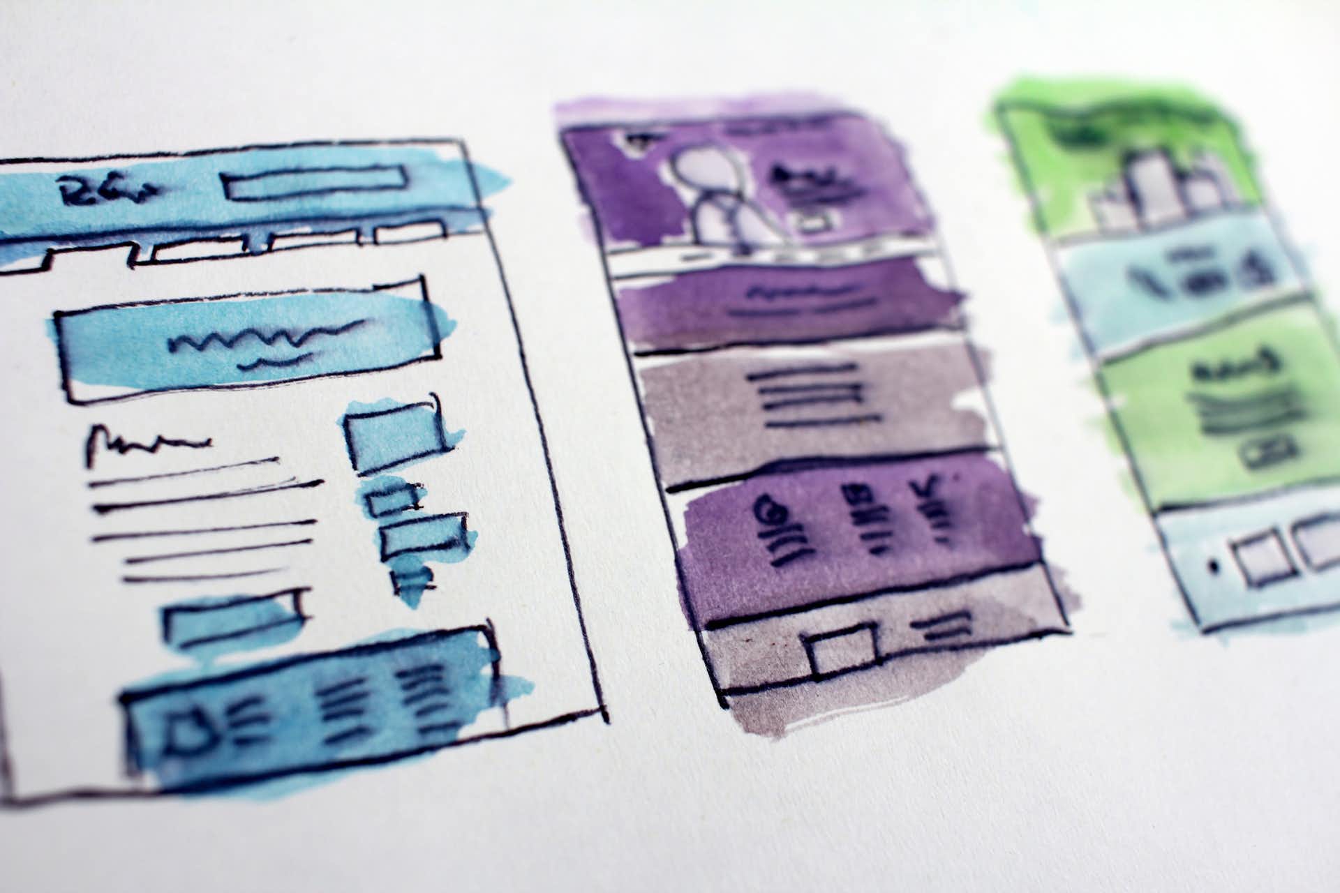 Gezeichnete Entwürfe von Webseiten auf Papier